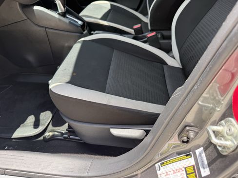 Used 2021 Nissan Versa SV FWD image 28