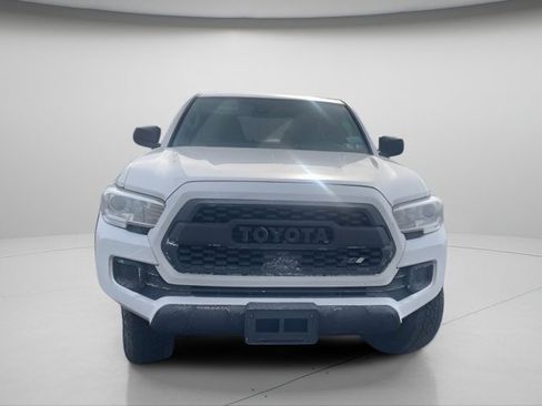 Used 2020 Toyota Tacoma TRD Sport image 3