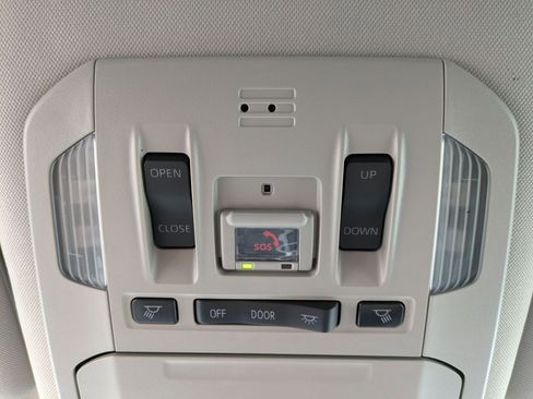 Used 2023 Toyota Highlander XLE AWD/4WD image 14
