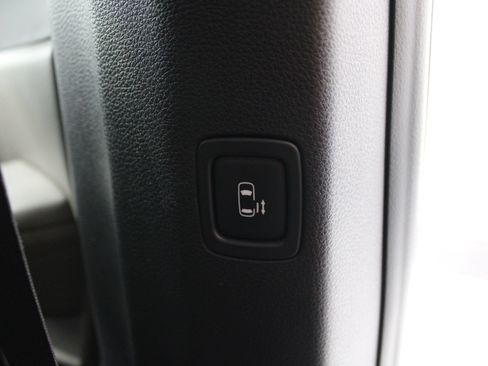Used 2025 Kia Carnival FWD image 22