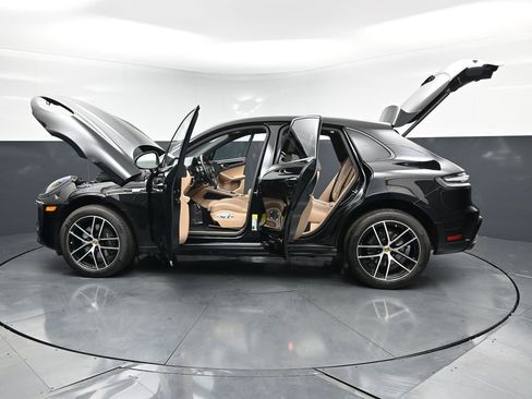 Used 2025 Porsche Macan AWD/4WD image 30