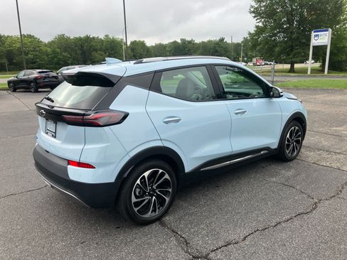 Used 2023 Chevrolet Bolt EUV Premier w/ Sun & Sound Package FWD image 3