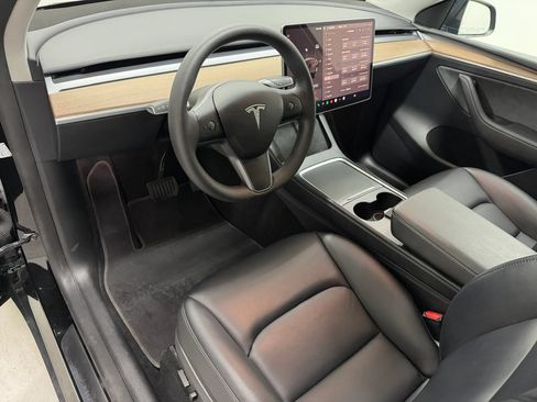 Used 2024 Tesla Model Y 2WD image 9