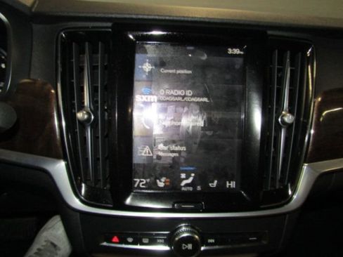 Used 2017 Volvo S90 T6 Momentum w/ Vision Package image 10