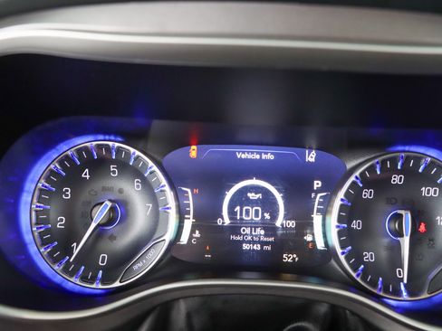 Used 2023 Chrysler Pacifica Touring-L image 15