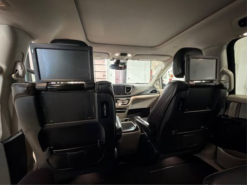 Used 2020 Chrysler Pacifica Limited w/ Advanced Safetytec Group FWD image 25