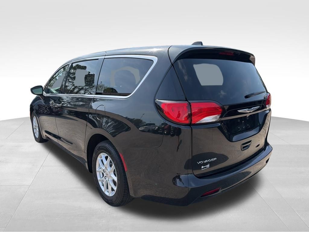 Used 2023 Chrysler Voyager LX FWD image 3