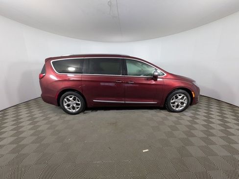 Used 2019 Chrysler Pacifica Limited image 2