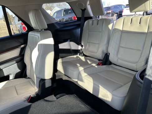 Used 2018 Ford Explorer Platinum image 27