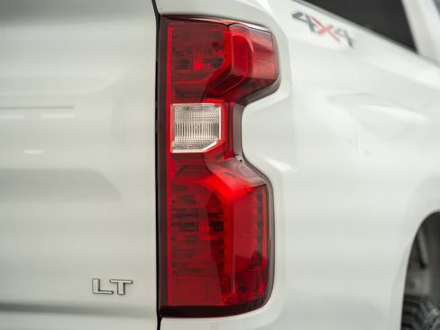 Used 2022 Chevrolet Silverado 1500 LT AWD/4WD image 8
