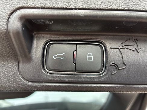 Used 2022 Ford Explorer XLT w/ Equipment Group 202A image 8