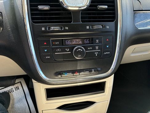 Used 2016 Chrysler Town & Country Touring FWD image 11