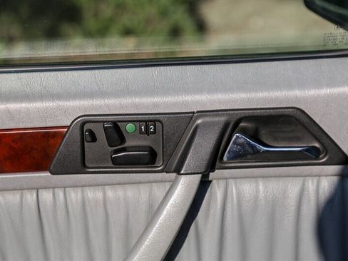 Used 1995 Mercedes-Benz E 320 Convertible image 75