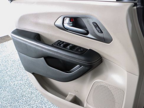 Used 2023 Chrysler Pacifica Touring-L image 21