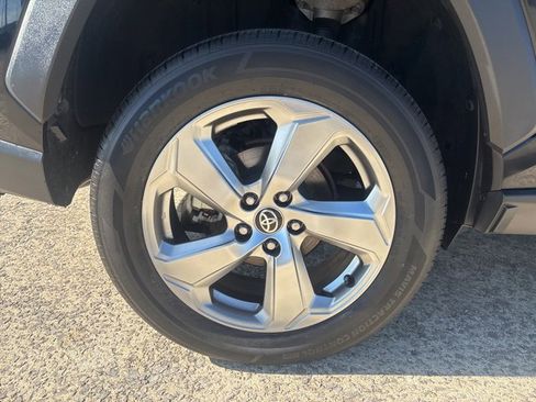 Used 2021 Toyota RAV4 XLE Premium image 28