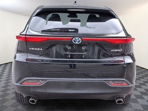 Used 2022 Toyota Venza LE image 5