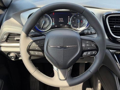 Used 2025 Chrysler Pacifica Limited FWD image 14