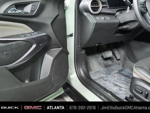 Used 2025 Chevrolet Trax ACTIV w/ Sunroof Package FWD image 7