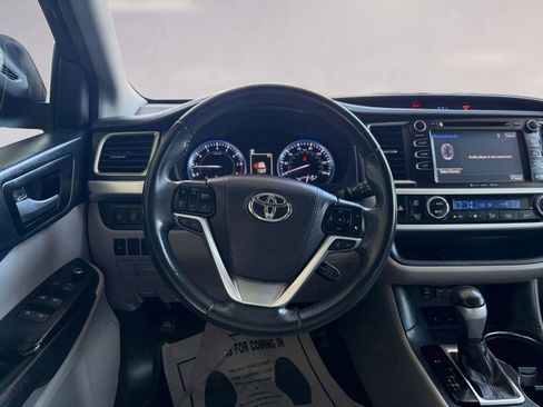 Used 2019 Toyota Highlander SE image 12