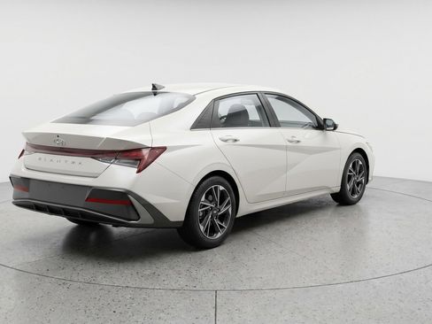 Used 2025 Hyundai Elantra SEL FWD image 9