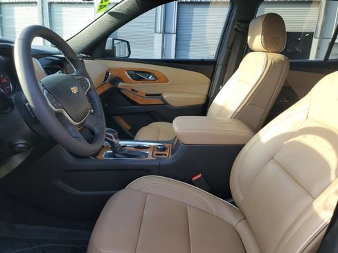 Used 2022 Chevrolet Traverse Premier FWD image 18