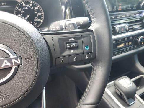 Used 2024 Nissan Pathfinder SL FWD image 19