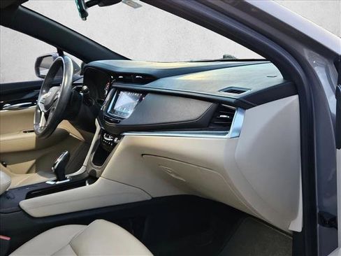 Used 2018 Cadillac XT5 FWD image 22