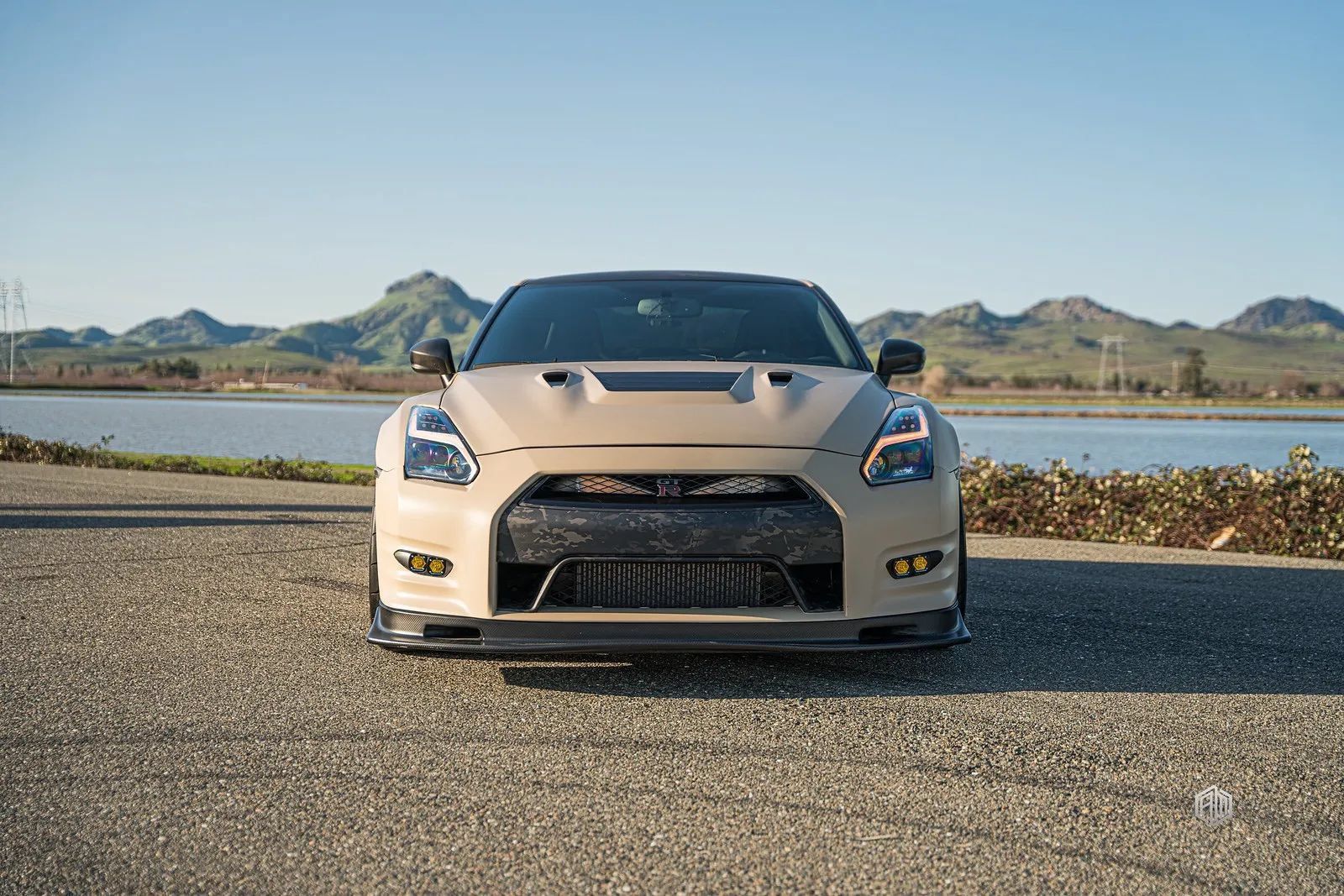 Used 2014 Nissan GT-R Premium AWD/4WD image 2