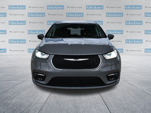 Used 2023 Chrysler Pacifica Touring-L FWD image 2