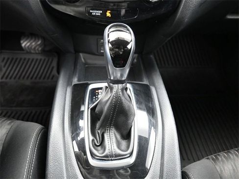 Used 2017 Nissan Rogue SV image 25