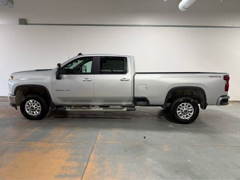 Used 2022 Chevrolet Silverado 2500 LT w/ Convenience Package AWD/4WD image 2
