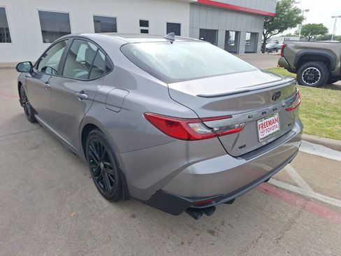 Used 2025 Toyota Camry SE image 4