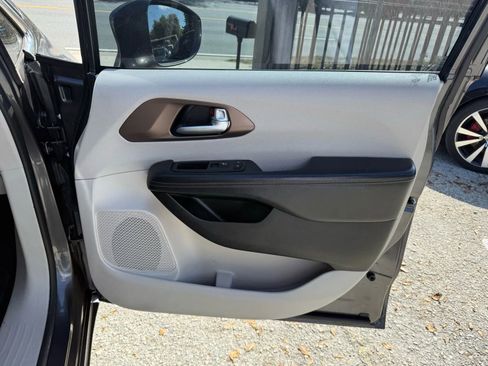 Used 2018 Chrysler Pacifica Touring-L image 17