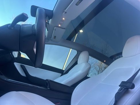 Used 2022 Tesla Model Y Long Range image 10