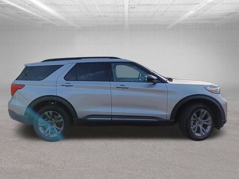 Used 2023 Ford Explorer XLT w/ Equipment Group 202A AWD/4WD image 7