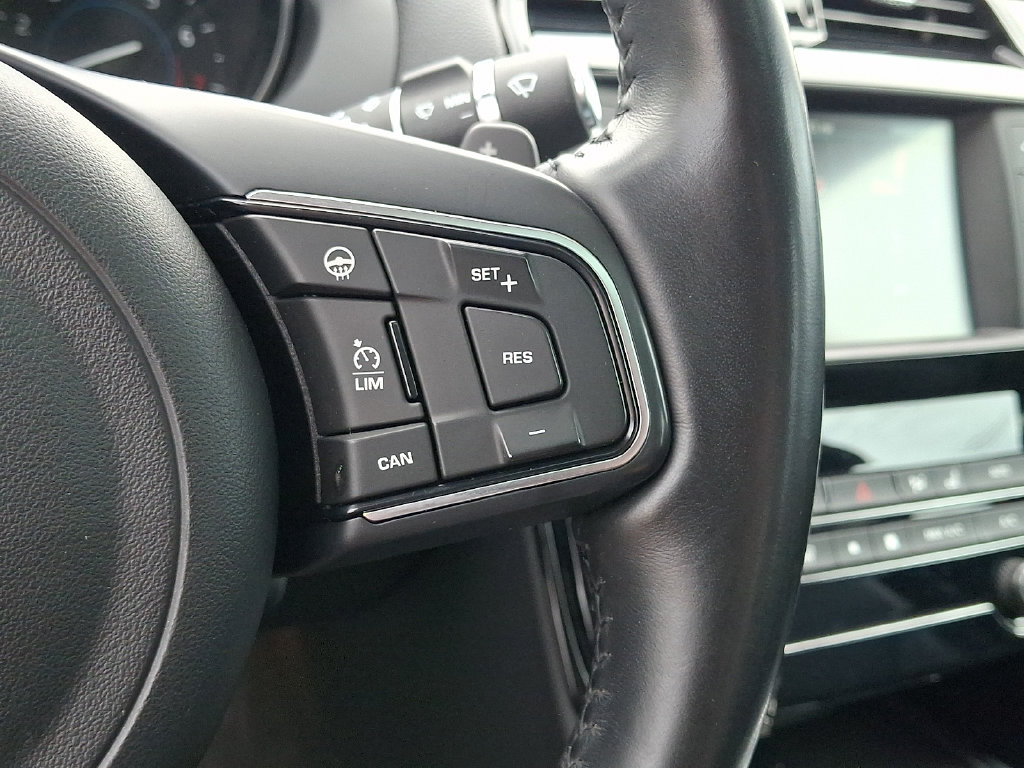 Used 2018 Jaguar XE Premium AWD/4WD image 23