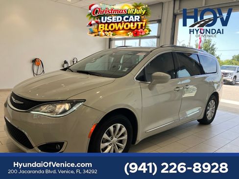 Used 2019 Chrysler Pacifica Touring-L w/ Premium Audio Group FWD image 3