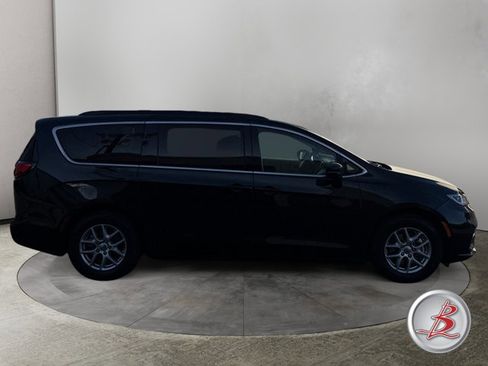 Used 2022 Chrysler Pacifica Touring-L FWD image 8