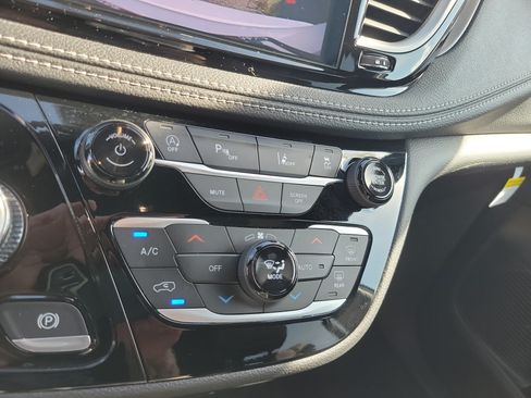 Used 2025 Chrysler Pacifica Select FWD image 19