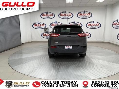 Used 2018 Jeep Cherokee Latitude w/ Altitude Package FWD image 7