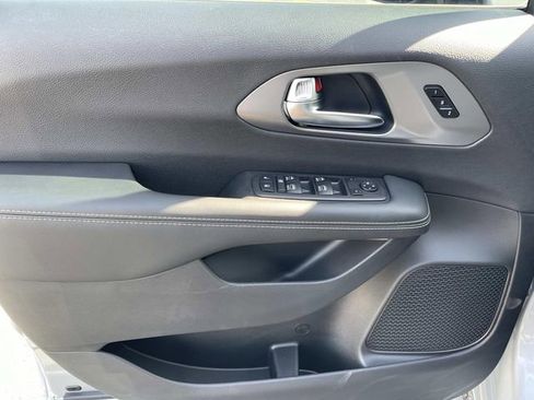 New 2026 Chrysler Pacifica Select image 21