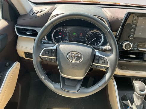 Used 2022 Toyota Highlander XLE image 14
