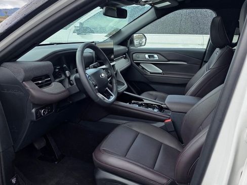 Used 2025 Ford Explorer Platinum RWD image 5