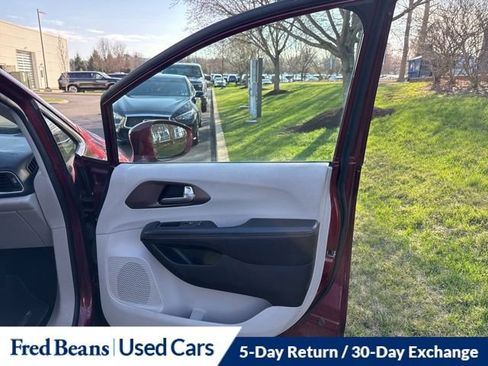 Used 2017 Chrysler Pacifica Touring-L Plus image 18