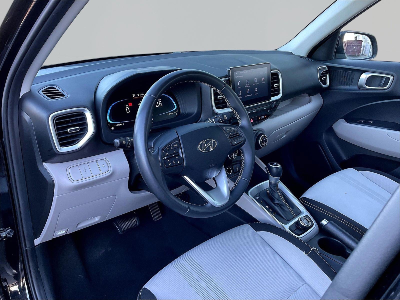 Used 2025 Hyundai Venue SEL FWD image 16