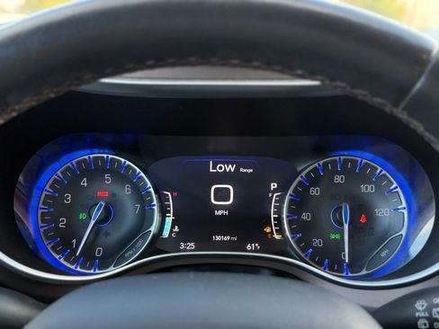 Used 2017 Chrysler Pacifica Touring-L Plus w/ Tire & Wheel Group image 31