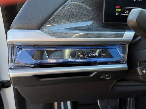 Used 2023 BMW 740i image 45