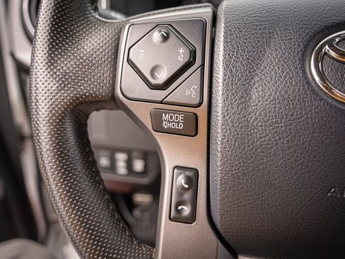 Used 2020 Toyota Tacoma TRD Off-Road image 19