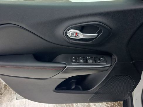 Used 2016 Jeep Cherokee Trailhawk AWD/4WD image 13