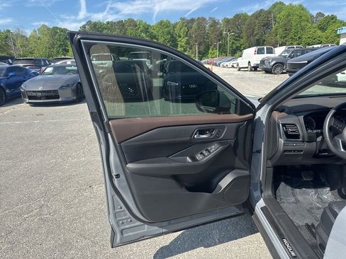 Used 2023 Nissan Rogue SL w/ SL Premium Package image 25